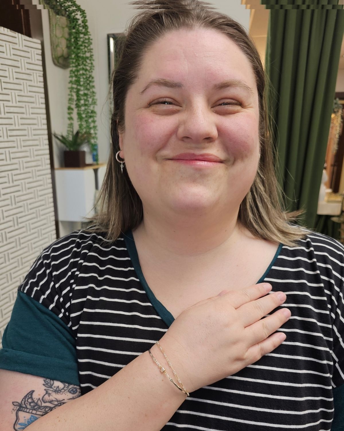 Woman wearing a permanent jewelry bangle and chain at Lux Jewelry Lounge in Bellevue